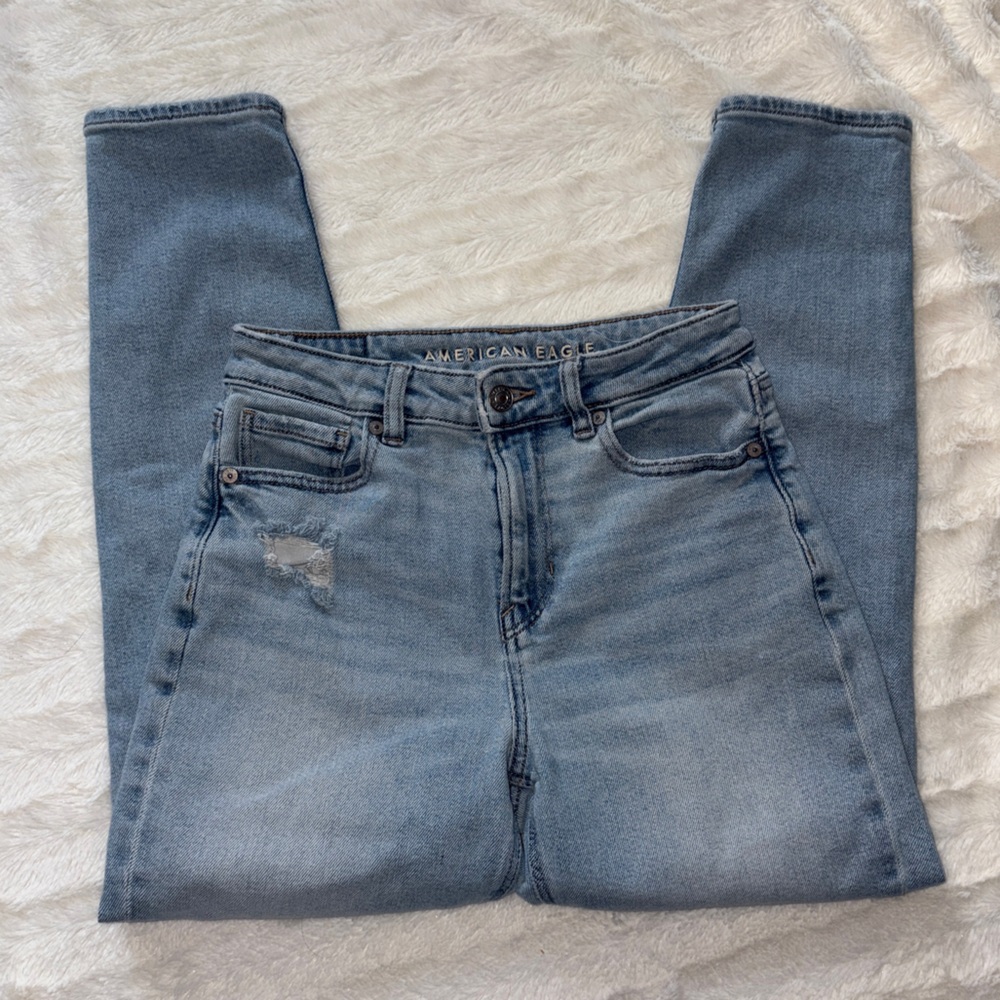 American Eagle Outfitters Mom Jean Size 0 Short Distressed Light Wash Denim